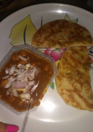 A picture of Chole kulche.