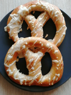 Kovászos perec sajtos és sós (tönkölylisztből) recept fotója