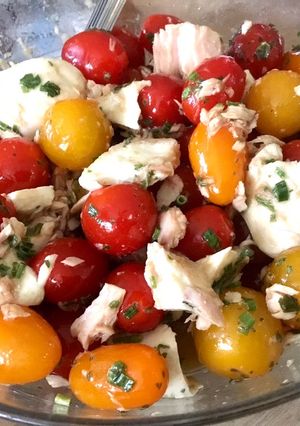 Une photo de Salades de tomates cerises, mozzarella et thon à l’huile de tournesol