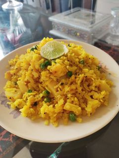 वाटाणा कांदे पोहे (vatana kande pohe recipe in marathi) रेसिपी चे मुख्य फोटो