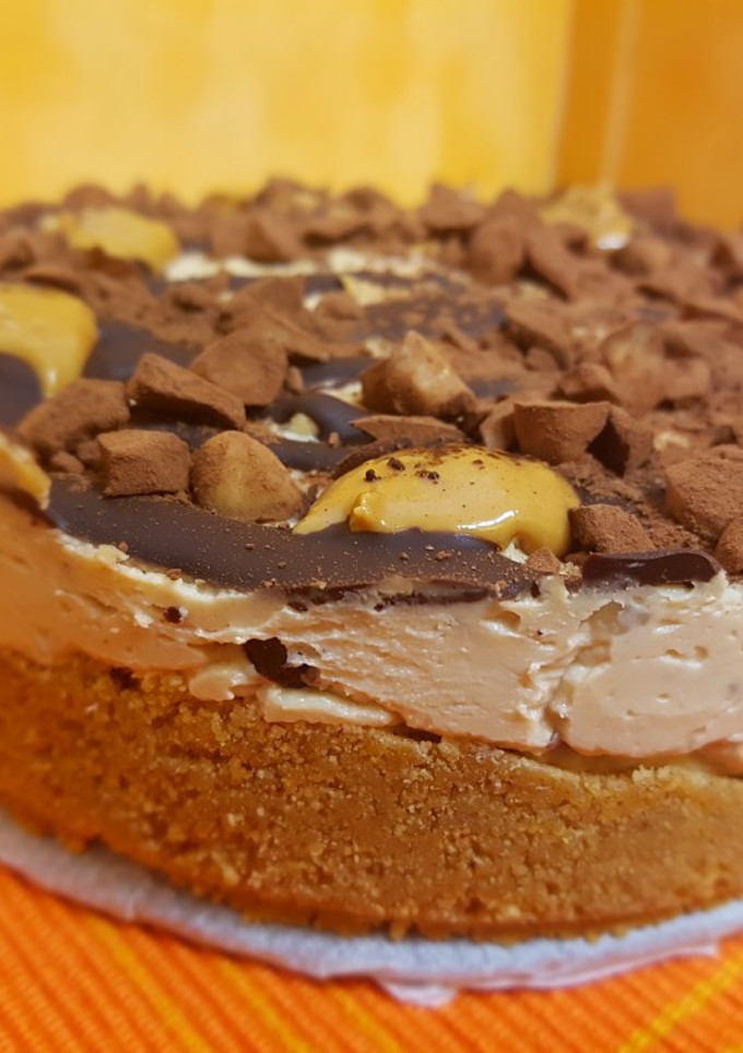 Una foto de Cheesecake de crema de cacahuete y chocolate
