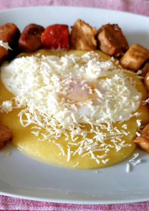 O poză a rețetei Tochitură de porc cu mămăligă.