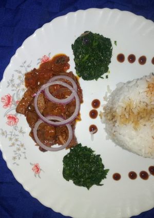 A picture of Braised rice with mutton stew and fried kales.