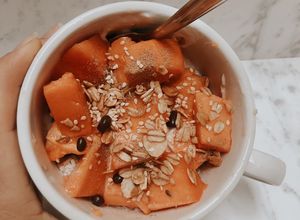 Una foto de Papaya y arándanos Bowl con pudding de Chía y granola de cacao 🧑‍🍳