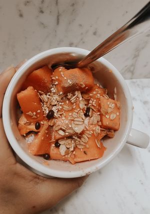Una foto de Papaya y arándanos Bowl con pudding de Chía y granola de cacao 🧑🍳