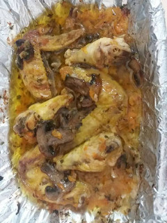Una foto de Alitas de pollo con verduras al horno