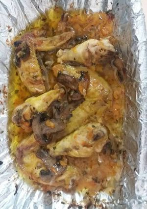 Una foto de Alitas de pollo con verduras al horno