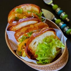 A picture of Garlic Butter Chicken Eggdrop Sandwich.