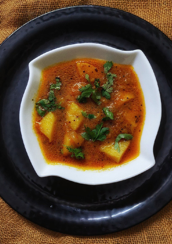 आलू प्याज़ टमाटर की सब्जी (aloo pyaz tamatar ki sabzi recipe in Hindi) रेसिपी मुख्य फोटो