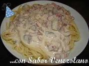 Una foto de pechuga de pollo con salsa blanca