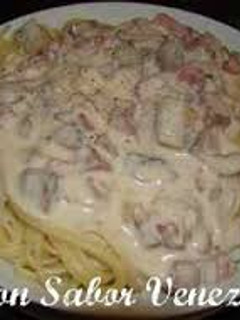 Una foto de Tallarines con salsa blanca