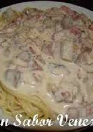Una foto de Tallarines con salsa blanca