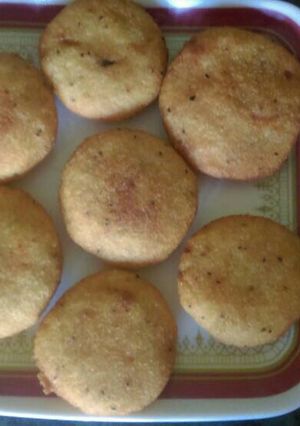 A picture of Suji ki kachodi.