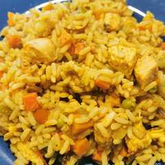 Una foto de Arroz con pollo revuelto