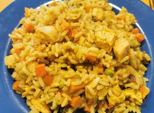 Una foto de Arroz con pollo revuelto