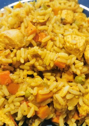 Una foto de Arroz con pollo revuelto
