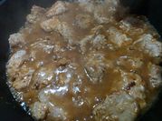 Una foto de carne con whisky
