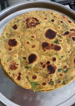 મેથીના થેપલા (Methi Thepla Recipe In Gujarati) રેસીપી મુખ્ય ફોટો