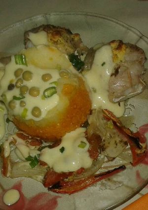 Una foto de Arrollado de pescado con salsa inglesa