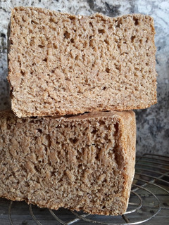 Foto principal de Pan de centeno 100% integral bio con masa madre de centeno (en panificadora)