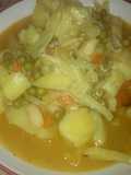 Guiso vegano de patatas al curry con guisantes y alubias blancas