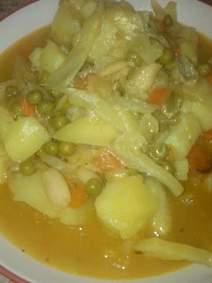 Una foto de Guiso vegano de patatas al curry con guisantes y alubias blancas