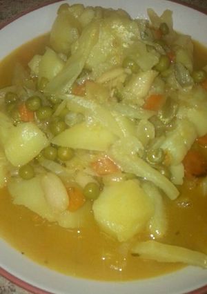 Una foto de Guiso vegano de patatas al curry con guisantes y alubias blancas