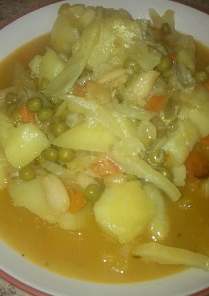 Una foto de Guiso vegano de patatas al curry con guisantes y alubias blancas