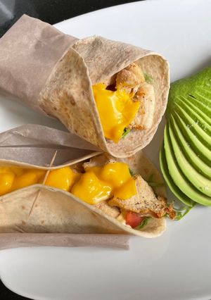 Una foto de Twister o wrap de pollo estilo Kentucky
