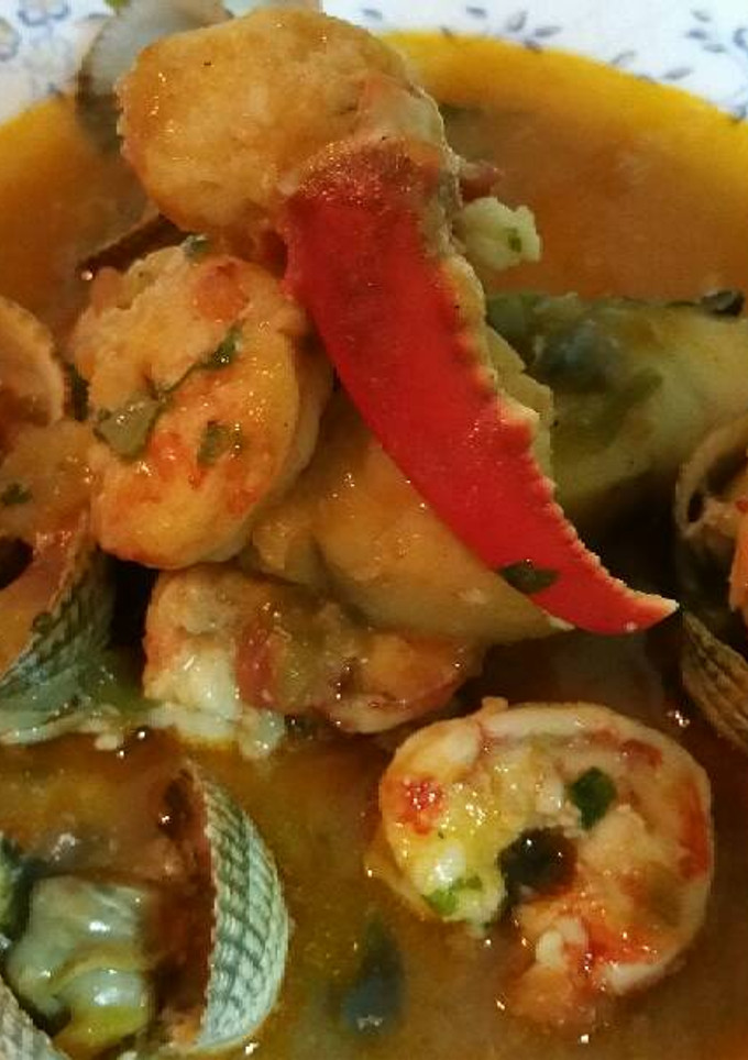 Una foto de Caldereta de bogavante, bacalao y berberechos 