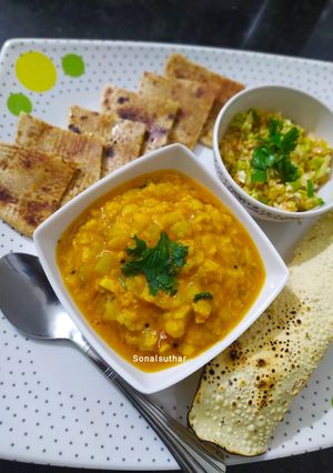 દૂધી ચણા નું શાક (Dudhi Chana Shak Recipe In Gujarati) રેસીપી મુખ્ય ફોટો