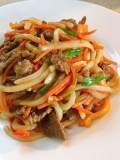 Hình của món Udon xào thịt bò.
