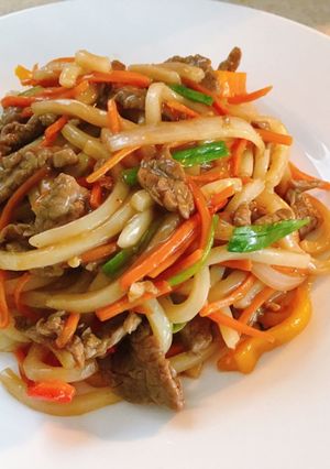 Hình của món Udon xào thịt bò.
