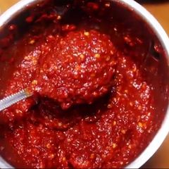 A picture of Homamade pizza sauce.