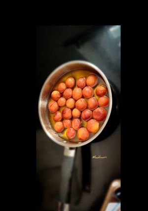 बिना मावा खोया के गुलाबजामुन (Bina mawa khoya ke gulabjamun recipe in Hindi) रेसिपी मुख्य फोटो