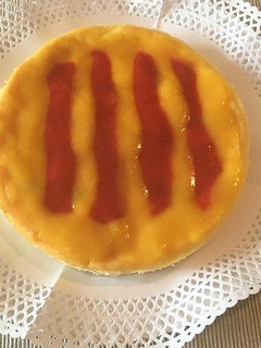 Una foto de Pastís de Sant Jordi de formatge, maduixes i mango 🥭🍓