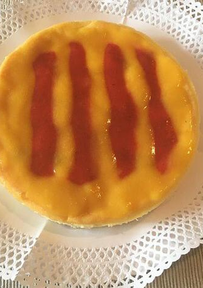 Una foto de Pastís de Sant Jordi de formatge, maduixes i mango 🥭🍓