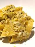 Pennoni al pesto di pistacchi, branzino e scorza di limone