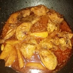 A picture of Chicken aloo qurma.