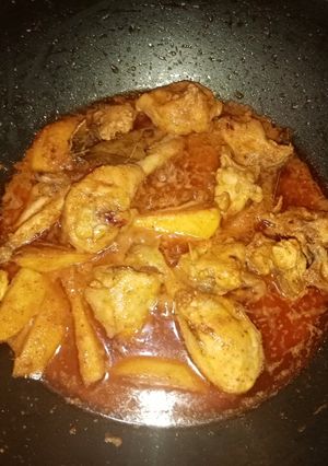 A picture of Chicken aloo qurma.