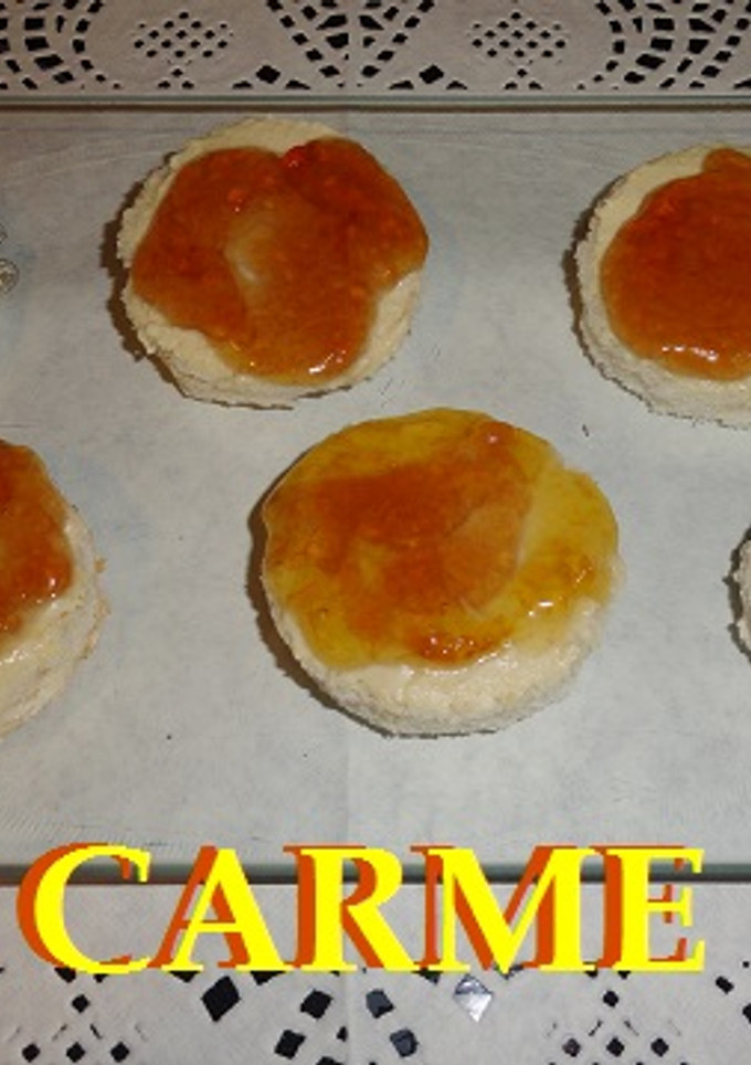 Una foto de Canapés de hummus y mermelada