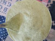 Una foto de salsa de ajo perejil y aceite