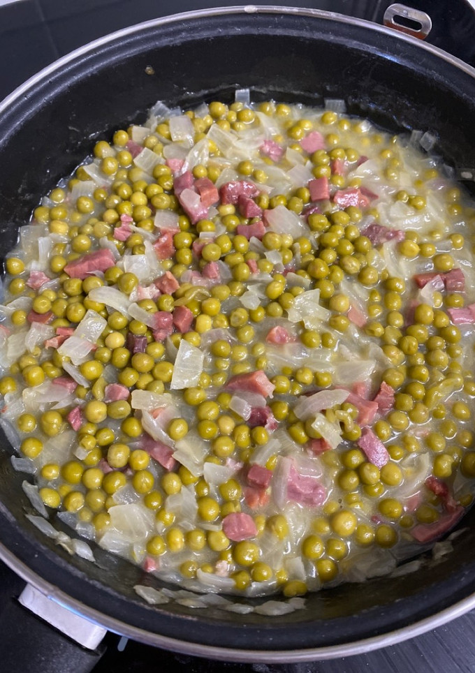 Una foto de Guisantes con jamón