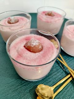 Una foto de Vasitos cremosos de fresas con mascarpone y mochi