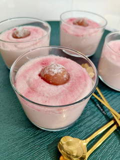 Una foto de Vasitos cremosos de fresas con mascarpone y mochi