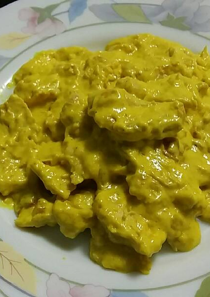 Una foto de Pollo con cúrcuma y curry