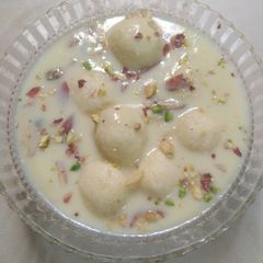 A picture of Shahi Rasmalai.