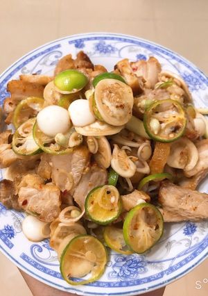 Hình của món Ba chỉ lắc sả tắc.