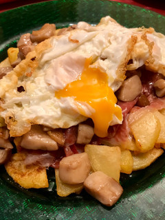 Una foto de Huevos rotos con jamón ibérico, boletus y un toque de trufa