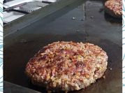 Una foto de hamburguesa plancheta